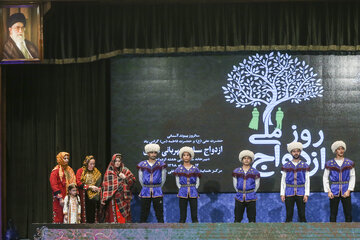 ایرنا-تهران- همایش روز ملی ازدواج روز شنبه با حضور مسعود سلطانی فر وزیر ورزش و جوانان، محمدجواد آذری جهرمی وزیر ارتباطات و فناوری اطلاعات و معصومه ابتکار معاون رئیس‌جمهور در امور زنان و خانواده  در محل سالن همایش های صدا و سیما برگزار شد.عکاس/ فرج صمدی