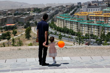 ایرنا - تهران - علی و دخترش هفته ای یکبار که مونا برای رسیدگی به کارهای خود به تهران سر می زند ، اوقات خود را معمولا در نورالشهدا می گذرانند. نورالشهدا در ارتفاعی بالاتر از شهر قرار دارد و اینجا از این بالا انگار تمام شهر پردیس زیر پای آنهاست. عکاس / ساره دخت سلطانیه