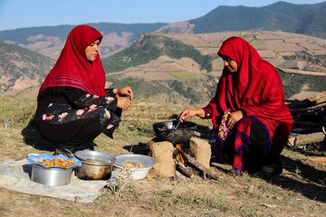 طبخ شیرینی مخصوص با طعم آتش توسط زنان قزلباش