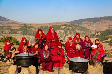 پخت آش و غذاهای محلی یک پای ثابت جشنواره های روستایی گلستان 