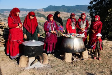 پخت انواع آش در جشنواره فرهنگ و اقتصاد روستا در گالیکش