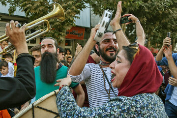 کارناوال چهاردهمین دوره جشنواره بین المللی تئاتر خیابانی مریوان