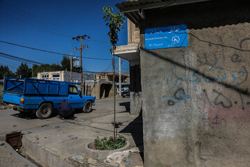 6 ایرنا - همدان - دُنِ آرام  رمانی چهارجلدی اثر میخائیل شولوخوف روسی است. علت نامگذاری آن ، چون دن آرام نام یکی از رودخانه های معروف روسیه است و در اینجا هم رودخانه از داخل روستا از کنار این خیابان رد میشود ، نام آن را دن آرام گذاشتیم. عکاس / داود قهردار