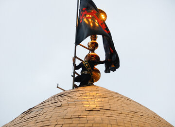 اهتزاز پرچم اباعبدالله الحسین(ع) برفراز بارگاه عبدالعظیم(ع)