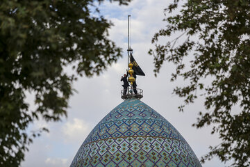 آیین برافراشتن پرچم سیاه حرم احمد بن موسی شاهچراغ(ع)