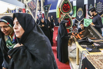 ایرنا- تهران - هفدهمین دوره نمایشگاه عطر سیب، با محوریت عرضه محصولات فرهنگی مرتبط با عزاداری امام حسین (ع) از سه شنبه ۵ شهریورماه در بوستان گفتگو در حال برگزاری است.عکاس عبداله حیدری