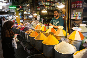 ایرنا-همدان- بازار همدان یکی از قدیمی‌ترین بازارهای ایران است که با تیر آهن و دیوارهای تیغه‌ای بازسازی کرده اصالت خود را از دست داده‌اند. در بازار نیز بسیاری از پیشه ها مانند : آهنگرها، گوزه گرها، صحاف‌ها، گیوه کش‌ها، زهتاب‌ها، موتاب‌ها و نجارها کمرنگ شده و همچنین راستاهایی نظیر کفش‌دوز خانه و صحاف خانه عملاً به مغازه‌های فروش کفش کارخانه‌ای و فروش لوازم التحریر و سایر اجناس متفرقه تبدیل شده‌اند.عکاس داوود قهردار