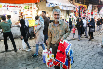 ایرنا-همدان- بازار همدان یکی از قدیمی‌ترین بازارهای ایران است که با تیر آهن و دیوارهای تیغه‌ای بازسازی کرده اصالت خود را از دست داده‌اند. در بازار نیز بسیاری از پیشه ها مانند : آهنگرها، گوزه گرها، صحاف‌ها، گیوه کش‌ها، زهتاب‌ها، موتاب‌ها و نجارها کمرنگ شده و همچنین راستاهایی نظیر کفش‌دوز خانه و صحاف خانه عملاً به مغازه‌های فروش کفش کارخانه‌ای و فروش لوازم التحریر و سایر اجناس متفرقه تبدیل شده‌اند.عکاس داوود قهردار