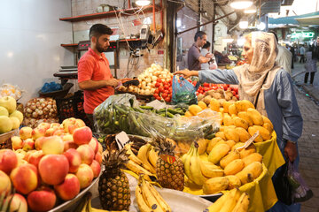 ایرنا-همدان- بازار همدان یکی از قدیمی‌ترین بازارهای ایران است که با تیر آهن و دیوارهای تیغه‌ای بازسازی کرده اصالت خود را از دست داده‌اند. در بازار نیز بسیاری از پیشه ها مانند : آهنگرها، گوزه گرها، صحاف‌ها، گیوه کش‌ها، زهتاب‌ها، موتاب‌ها و نجارها کمرنگ شده و همچنین راستاهایی نظیر کفش‌دوز خانه و صحاف خانه عملاً به مغازه‌های فروش کفش کارخانه‌ای و فروش لوازم التحریر و سایر اجناس متفرقه تبدیل شده‌اند.عکاس داوود قهردار