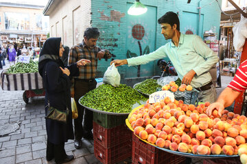 ایرنا-همدان- بازار همدان یکی از قدیمی‌ترین بازارهای ایران است که با تیر آهن و دیوارهای تیغه‌ای بازسازی کرده اصالت خود را از دست داده‌اند. در بازار نیز بسیاری از پیشه ها مانند : آهنگرها، گوزه گرها، صحاف‌ها، گیوه کش‌ها، زهتاب‌ها، موتاب‌ها و نجارها کمرنگ شده و همچنین راستاهایی نظیر کفش‌دوز خانه و صحاف خانه عملاً به مغازه‌های فروش کفش کارخانه‌ای و فروش لوازم التحریر و سایر اجناس متفرقه تبدیل شده‌اند.عکاس داوود قهردار