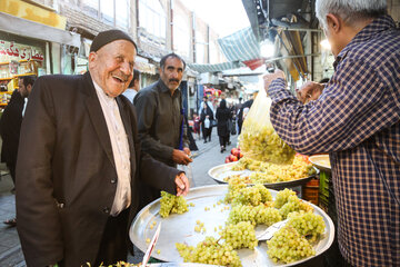 ایرنا-همدان- بازار همدان یکی از قدیمی‌ترین بازارهای ایران است که با تیر آهن و دیوارهای تیغه‌ای بازسازی کرده اصالت خود را از دست داده‌اند. در بازار نیز بسیاری از پیشه ها مانند : آهنگرها، گوزه گرها، صحاف‌ها، گیوه کش‌ها، زهتاب‌ها، موتاب‌ها و نجارها کمرنگ شده و همچنین راستاهایی نظیر کفش‌دوز خانه و صحاف خانه عملاً به مغازه‌های فروش کفش کارخانه‌ای و فروش لوازم التحریر و سایر اجناس متفرقه تبدیل شده‌اند.عکاس داوود قهردار