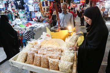 ایرنا-همدان- بازار همدان یکی از قدیمی‌ترین بازارهای ایران است که با تیر آهن و دیوارهای تیغه‌ای بازسازی کرده اصالت خود را از دست داده‌اند. در بازار نیز بسیاری از پیشه ها مانند : آهنگرها، گوزه گرها، صحاف‌ها، گیوه کش‌ها، زهتاب‌ها، موتاب‌ها و نجارها کمرنگ شده و همچنین راستاهایی نظیر کفش‌دوز خانه و صحاف خانه عملاً به مغازه‌های فروش کفش کارخانه‌ای و فروش لوازم التحریر و سایر اجناس متفرقه تبدیل شده‌اند.عکاس داوود قهردار