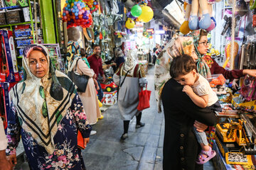 ایرنا-همدان- بازار همدان یکی از قدیمی‌ترین بازارهای ایران است که با تیر آهن و دیوارهای تیغه‌ای بازسازی کرده اصالت خود را از دست داده‌اند. در بازار نیز بسیاری از پیشه ها مانند : آهنگرها، گوزه گرها، صحاف‌ها، گیوه کش‌ها، زهتاب‌ها، موتاب‌ها و نجارها کمرنگ شده و همچنین راستاهایی نظیر کفش‌دوز خانه و صحاف خانه عملاً به مغازه‌های فروش کفش کارخانه‌ای و فروش لوازم التحریر و سایر اجناس متفرقه تبدیل شده‌اند.عکاس داوود قهردار