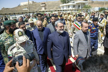 ایرنا - کرمانشاه -  مرز خسروی در شهرستان قصرشیرین استان کرمانشاه ظهر امروز (جمعه 15 شهریور) با حضور عبدالرضا رحمانی فضلی وزیر کشورمان  و  یاسین الیاسری وزیر کشور عراق به صورت رسمی برای تردد زائران اربعین حسینی (ع) بازگشایی شد. 