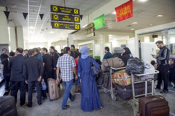 ایرنا - کرمانشاه -  مرز خسروی در شهرستان قصرشیرین استان کرمانشاه ظهر امروز (جمعه 15 شهریور) با حضور عبدالرضا رحمانی فضلی وزیر کشورمان  و  یاسین الیاسری وزیر کشور عراق به صورت رسمی برای تردد زائران اربعین حسینی (ع) بازگشایی شد. 