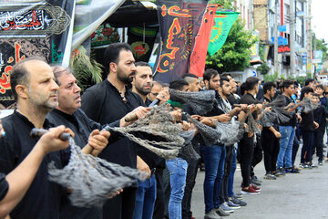 ایرنا - مراسم عزاداری روز عاشورا حسینی(ع) روز سه‌شنبه با حضور عزاداران حسینی همزمان با سراسر کشور در شهر نوشهر برگزار شد. عکاس سیدمحمد اکبرموسوی