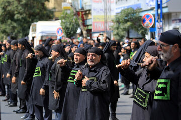 ایرنا - مراسم عزاداری روز عاشورا حسینی(ع) روز سه‌شنبه با حضور عزاداران حسینی همزمان با سراسر کشور در شهر ارومیه برگزار شد. عکاس طاها اصغرخانی