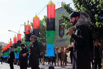 ایرنا - مراسم عزاداری روز عاشورا حسینی(ع) روز سه‌شنبه با حضور عزاداران حسینی همزمان با سراسر کشور در شهر ارومیه برگزار شد. عکاس طاها اصغرخانی