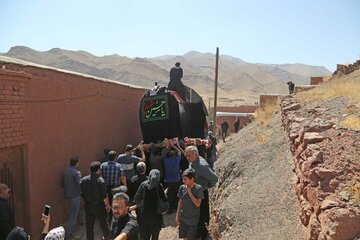 مراسم نخل گردانی عاشورا در روستای ابیانه