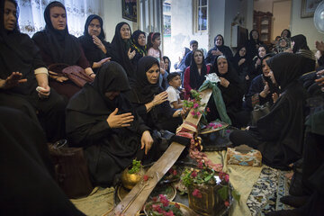 ایرنا -گرگان -حاجیه نرگس بیگم میرکریمی هر سال با فرا رسیدن ماه محرم، خانه اش در محله میرکریم گرگان را با برگزاری جلسات روضه و پخت غذای نذری وقف عزای سیدالشهدا(ع) می کند. عکاس راحله حصاری
