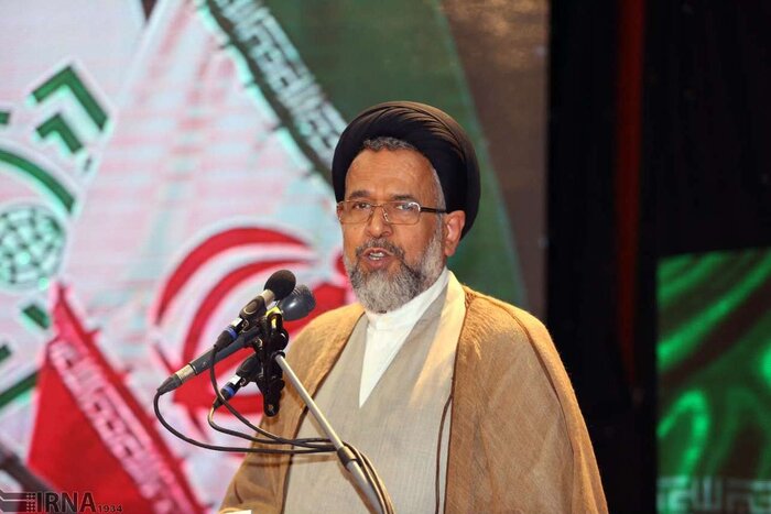 حضور مردم و وجود رهبری رمز ماندگاری انقلاب اسلامی است