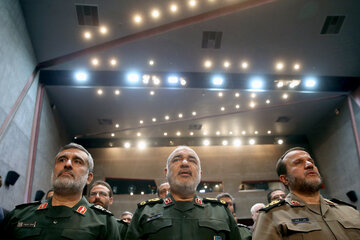 ایرنا-تهران- مراسم افتتاحیه نمایشگاه «شکار کرکس‌ها» روز شنبه با حضور سردار حسین سلامی فرمانده کل سپاه پاسداران انقلاب اسلامی برگزار شد.