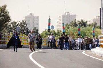 ایرنا-تهران-بهره‌برداری از پل تقاطع غیرهمسطح بزرگراه شهید چمران (پل شهید سرهنگ خلبان نوروزی) و اتصال آن به بلوار رشیدالدین فضل‌الله و طرح تعریض این معبر روز شنبه با حضور پیروز حناچی شهردار تهران افتتاح شد.