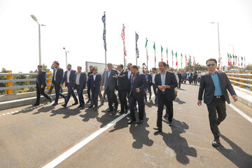 ایرنا-تهران-بهره‌برداری از پل تقاطع غیرهمسطح بزرگراه شهید چمران (پل شهید سرهنگ خلبان نوروزی) و اتصال آن به بلوار رشیدالدین فضل‌الله و طرح تعریض این معبر روز شنبه با حضور پیروز حناچی شهردار تهران افتتاح شد.