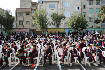 ایرنا-تهران- مراسم آغاز سال تحصیلی غنچه ها و شکوفه ها روز یکشنبه با حضور محسن حاجی میرزایی وزیر آموزش و پرورش در دبستان پسرانه تشیع برگزار شد.