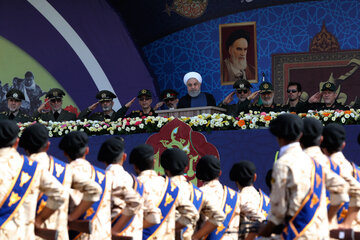 ایرنا-تهران- مراسم گرامیداشت هفته دفاع مقدس روز یکشنبه با حضور حجت الاسلام والمسلمین حسن روحانی رئیس جمهوری در حرم مطهر امام راحل برگزار شد.