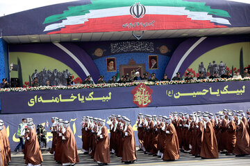 ایرنا-تهران- مراسم گرامیداشت هفته دفاع مقدس روز یکشنبه با حضور حجت الاسلام والمسلمین حسن روحانی رئیس جمهوری در حرم مطهر امام راحل برگزار شد.