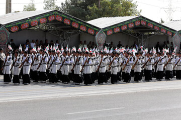 ایرنا-تهران- مراسم گرامیداشت هفته دفاع مقدس روز یکشنبه با حضور حجت الاسلام والمسلمین حسن روحانی رئیس جمهوری در حرم مطهر امام راحل برگزار شد.