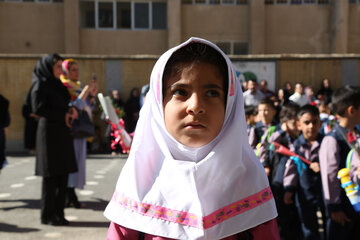 ایرنا-سنندج- اولین روز مدرسه کلاس اولی ها همزمان با سراسر کشور در مدارس استان کردستان با حضور خانوادها در مدارس شاهد برگزار شد.