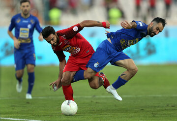 ایرنا - تهران - تیم فوتبال پرسپولیس عصر یکشنبه در هفته چهارم لیگ برتر فوتبال باشگاه‌های ایران در ورزشگاه آزادی تهران با گلزنی «مهدی عبدی» بازیکن جوان و ناشناس خود تیم استقلال را با نتیجه یک بر صفر شکست داد و فاتح نودو يكمین شهرآورد پایتخت شد.