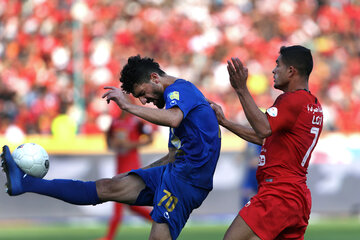 ایرنا - تهران - تیم فوتبال پرسپولیس عصر یکشنبه در هفته چهارم لیگ برتر فوتبال باشگاه‌های ایران در ورزشگاه آزادی تهران با گلزنی «مهدی عبدی» بازیکن جوان و ناشناس خود تیم استقلال را با نتیجه یک بر صفر شکست داد و فاتح شهرآورد پایتخت شد.