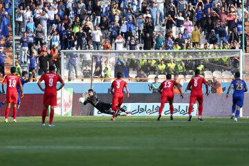 ایرنا - تهران - تیم فوتبال پرسپولیس عصر یکشنبه در هفته چهارم لیگ برتر فوتبال باشگاه‌های ایران در ورزشگاه آزادی تهران با گلزنی «مهدی عبدی» بازیکن جوان و ناشناس خود تیم استقلال را با نتیجه یک بر صفر شکست داد و فاتح نودويكمین شهرآورد پایتخت شد.