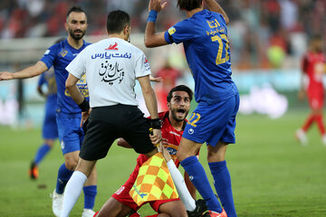 ایرنا - تهران - تیم فوتبال پرسپولیس عصر یکشنبه در هفته چهارم لیگ برتر فوتبال باشگاه‌های ایران در ورزشگاه آزادی تهران با گلزنی «مهدی عبدی» بازیکن جوان و ناشناس خود تیم استقلال را با نتیجه یک بر صفر شکست داد و فاتح  شهرآورد پایتخت شد.