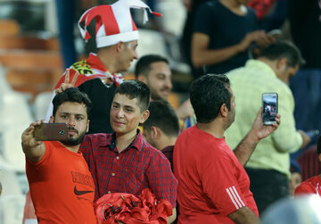 ایرنا - تهران - تیم فوتبال پرسپولیس عصر یکشنبه در هفته چهارم لیگ برتر فوتبال باشگاه‌های ایران در ورزشگاه آزادی تهران با گلزنی «مهدی عبدی» بازیکن جوان و ناشناس خود تیم استقلال را با نتیجه یک بر صفر شکست داد و فاتح شهرآورد پایتخت شد.