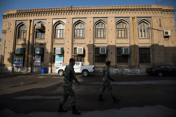 ایرنا-تهران- پیروز حناچی شهردار تهران روز دوشنبه اول مهر زنگ آغاز سال تحصیلی را در دبیرستان ماندگار البرز پایتخت نواخت.