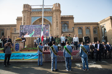 ایرنا-تهران- پیروز حناچی شهردار تهران روز دوشنبه اول مهر زنگ آغاز سال تحصیلی را در دبیرستان ماندگار البرز پایتخت نواخت.