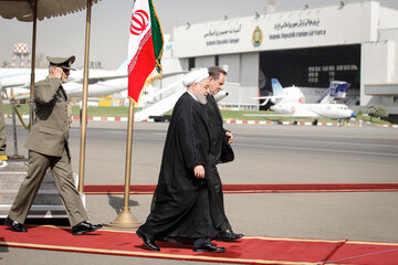 ایرنا-تهران- حجت الاسلام والمسلمین حسن روحانی رئیس جمهوری روز دوشنبه برای سخنرانی در مجمع عمومی، با مدیران ارشد و نخبگان رسانه‌ای حاضر در نیویورک و جمعی از نخبگان سیاست خارجی آمریکا عازم نیویورک شد.