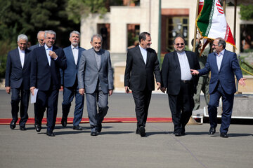 ایرنا - تهران - مراسم استقبال از حجت الاسلام و المسلمین «حسن روحانی» رئیس جمهوری که برای شرکت در هفتاد و چهارمین مجمع عمومی سازمان ملل متحد به نیویورک سفر کرده بود، روز جمعه در فرودگاه مهرآباد برگزار شد.
