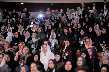 ایرنا-تهران-گرامیداشت روز ملی سالمند، با حضور محمد شریعتمداری، وزیر تعاون، کار و رفاه اجتماعی، سعید نمکی، وزیر بهداشت، درمان و آموزش پزشکی، پیروز حناچی شهردار تهران، قبادی‌دانا رئیس سازمان بهزیستی و جمعی از مدیران ارشد نهادهای ذیربط، روز سه شنبه در سالن همایش های برج میلاد تهران برگزار و از سند ملی سالمندی رونمایی شد.