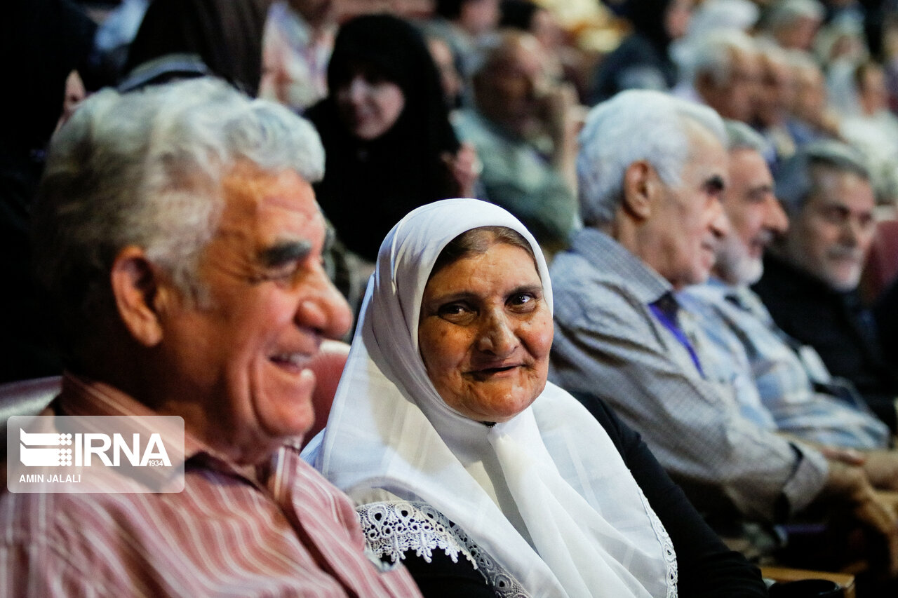 من به پیری هم جوانی میکنم