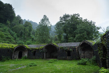 ایرنا- گیلان -کاروانسرای تی تی به معنای کاروانسرای شکوفه به فاصله حدوداً 8 کیلومتری از شهر سیاهکل در استان گیلان واقع شده است. این کاروانسرای در گذشته برای توقف و استراحت مسافران بین دو شهر دیلمان و لاهیجان ساخته شده بود. این کاروانسرا در سال 1375 در فهرست آثار ملی ایران نیز به ثبت رسیده است.