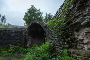 ایرنا- گیلان -کاروانسرای تی تی به معنای کاروانسرای شکوفه به فاصله حدوداً 8 کیلومتری از شهر سیاهکل در استان گیلان واقع شده است. این کاروانسرای در گذشته برای توقف و استراحت مسافران بین دو شهر دیلمان و لاهیجان ساخته شده بود. این کاروانسرا در سال 1375 در فهرست آثار ملی ایران نیز به ثبت رسیده است.