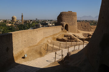 ایرنا- یزد- نارین قلعه‌ی میبد یزد، یکی از بناهای تاریخی و باشکوه ایران کهن در دوران ساسانی است که معماری و هنر سازندگان آن، موجب تحسین باستان‌شناسان و تاریخ‌دوستان شده است. این بنای کهن سال ۱۳۵۴ به ثبت ملی رسیده است.نارین قلعه در واقع ارگ حکومتی شهر تاریخی میبد یزد است که در پشته‌ای طبیعی با ارتفاع بیش از ۲۵ متر همچنان از دوره ساسانیان استوار  باقی مانده است.