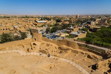 ایرنا- یزد- نارین قلعه‌ی میبد یزد، یکی از بناهای تاریخی و باشکوه ایران کهن در دوران ساسانی است که معماری و هنر سازندگان آن، موجب تحسین باستان‌شناسان و تاریخ‌دوستان شده است. این بنای کهن سال ۱۳۵۴ به ثبت ملی رسیده است.نارین قلعه در واقع ارگ حکومتی شهر تاریخی میبد یزد است که در پشته‌ای طبیعی با ارتفاع بیش از ۲۵ متر همچنان از دوره ساسانیان استوار  باقی مانده است.