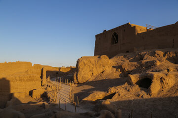 ایرنا- یزد- نارین قلعه‌ی میبد یزد، یکی از بناهای تاریخی و باشکوه ایران کهن در دوران ساسانی است که معماری و هنر سازندگان آن، موجب تحسین باستان‌شناسان و تاریخ‌دوستان شده است. این بنای کهن سال ۱۳۵۴ به ثبت ملی رسیده است.نارین قلعه در واقع ارگ حکومتی شهر تاریخی میبد یزد است که در پشته‌ای طبیعی با ارتفاع بیش از ۲۵ متر همچنان از دوره ساسانیان استوار  باقی مانده است.