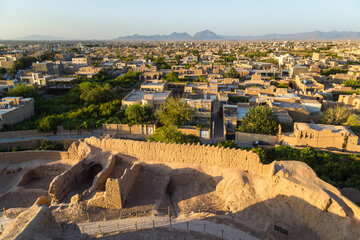 ایرنا- یزد- نارین قلعه‌ی میبد یزد، یکی از بناهای تاریخی و باشکوه ایران کهن در دوران ساسانی است که معماری و هنر سازندگان آن، موجب تحسین باستان‌شناسان و تاریخ‌دوستان شده است. این بنای کهن سال ۱۳۵۴ به ثبت ملی رسیده است.نارین قلعه در واقع ارگ حکومتی شهر تاریخی میبد یزد است که در پشته‌ای طبیعی با ارتفاع بیش از ۲۵ متر همچنان از دوره ساسانیان استوار  باقی مانده است.